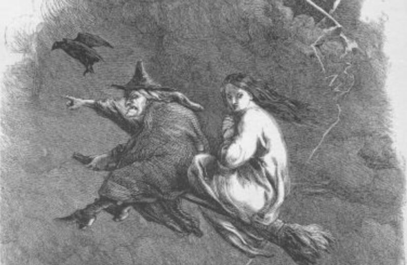 Dos mujeres montadas en una escoba de bruja