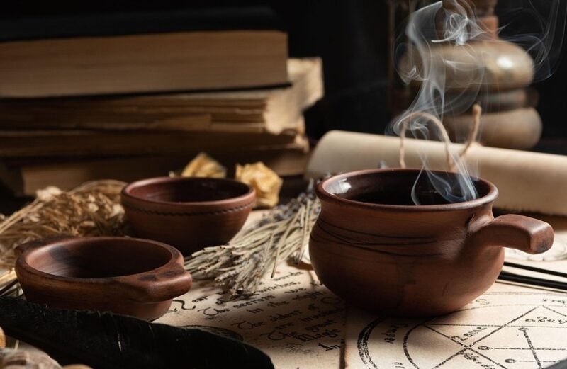 Mesa con elementos y herramientas de brujeria